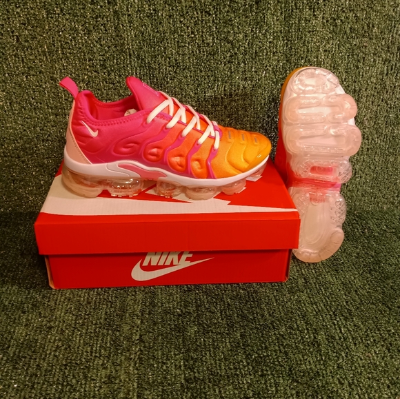 Women's Nike Vapormax Plus - Picture 3 of 6